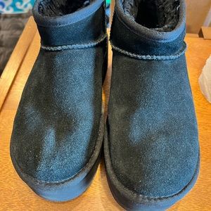 UGG Ultra Mini Black Platform worn maybe 5 times